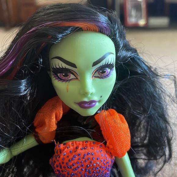 MONSTER HIGH DOLL! Casta Fierce Doll with Broom - Picture 4 of 4